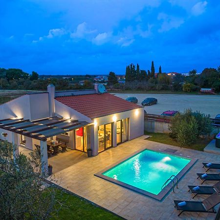 Bobo Family House With Pool Villa Воднян Екстериор снимка