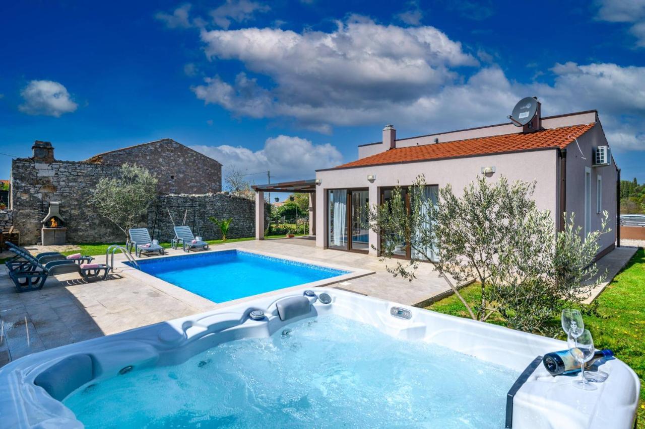 Bobo Family House With Pool Villa Воднян Екстериор снимка