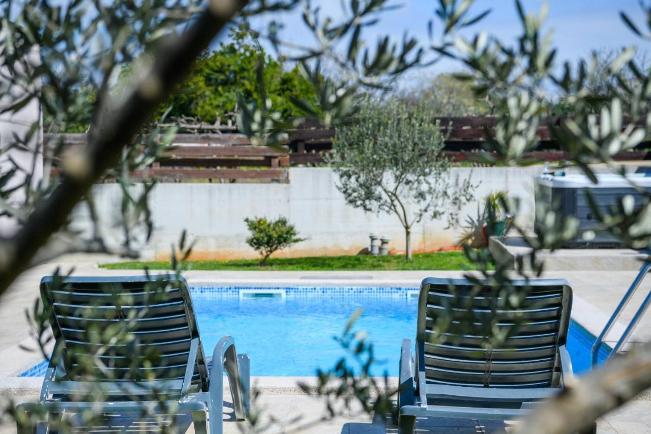 Bobo Family House With Pool Villa Воднян Екстериор снимка