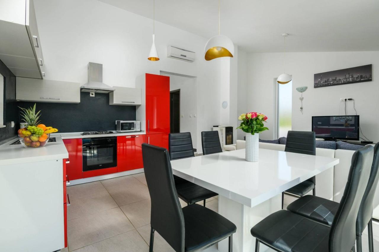 Bobo Family House With Pool Villa Воднян Екстериор снимка