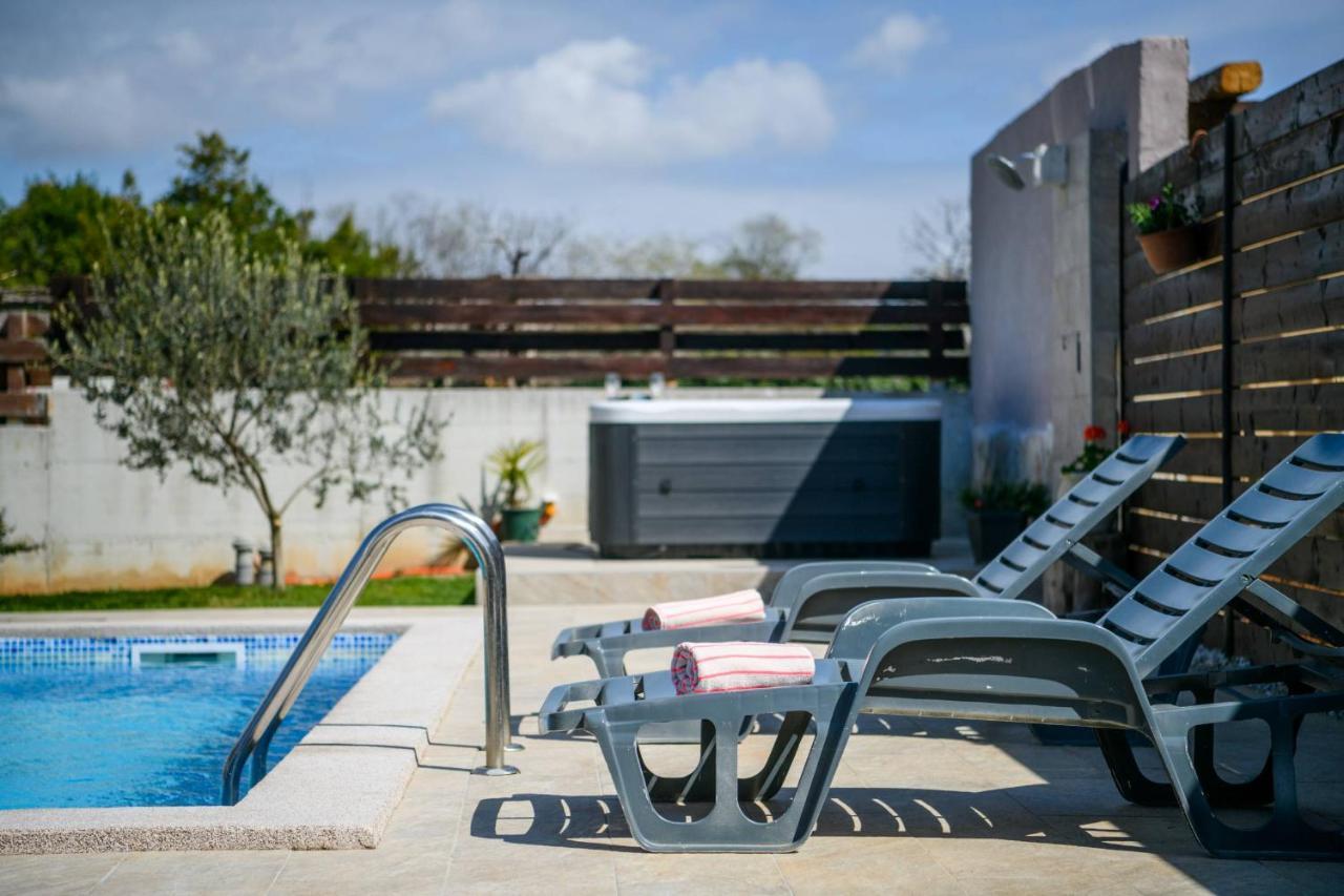 Bobo Family House With Pool Villa Воднян Екстериор снимка