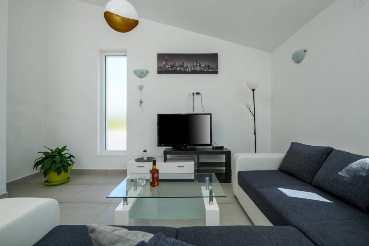 Bobo Family House With Pool Villa Воднян Екстериор снимка