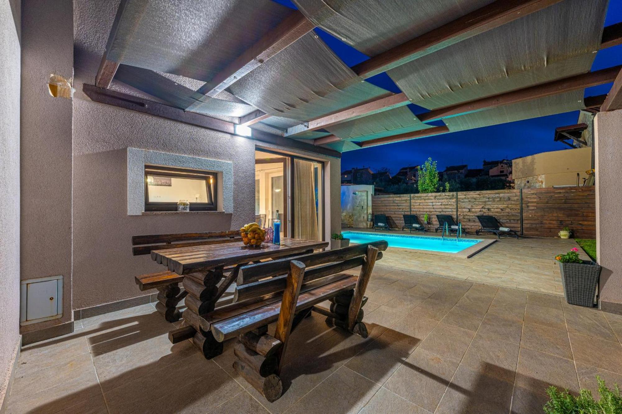 Bobo Family House With Pool Villa Воднян Екстериор снимка