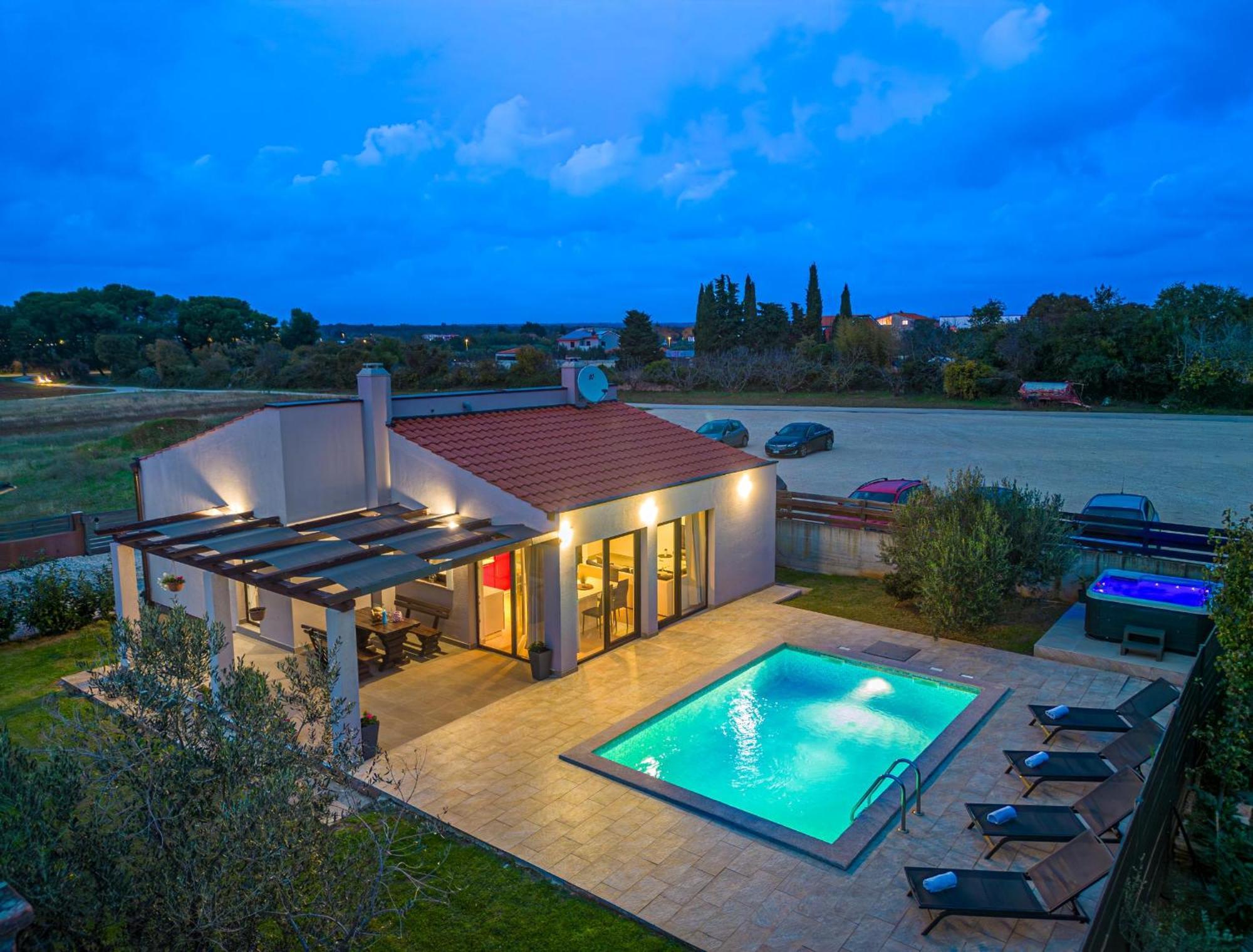 Bobo Family House With Pool Villa Воднян Екстериор снимка